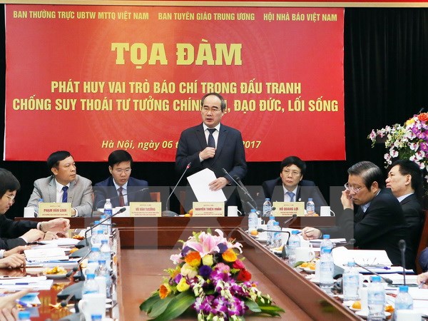 “发挥新闻媒体对打击政治思想蜕化、品德变质、生活方式变坏等现象的作用”座谈会在河内举行