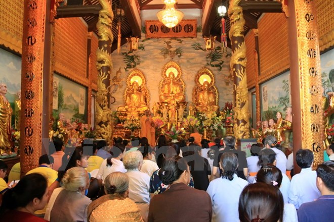 2017年元宵节：旅老越南人积极参加万象佛迹寺举行的系列活动