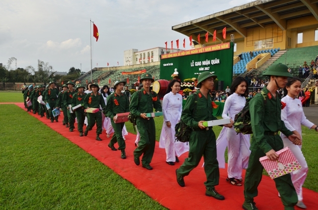 全国各地入伍新兵陆续启程奔赴军营
