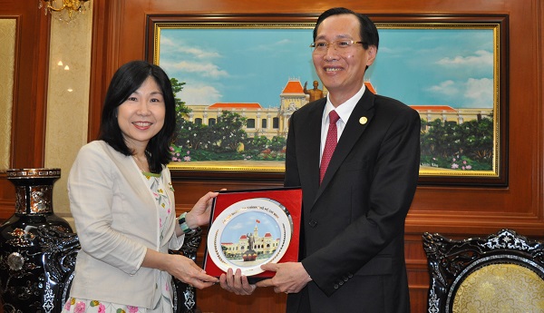 胡志明市领导会见日本大阪府堺市副市长狭间惠三子