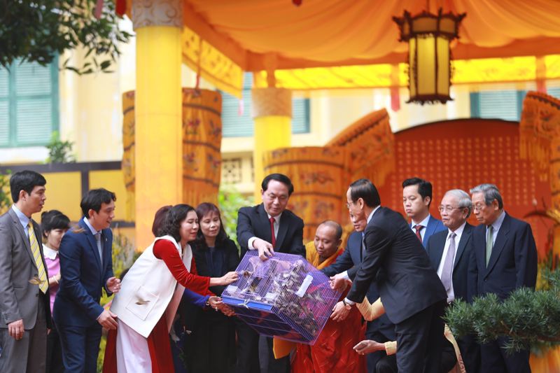 国家主席陈大光出席在升龙皇城遗迹区举行的新春上香仪式