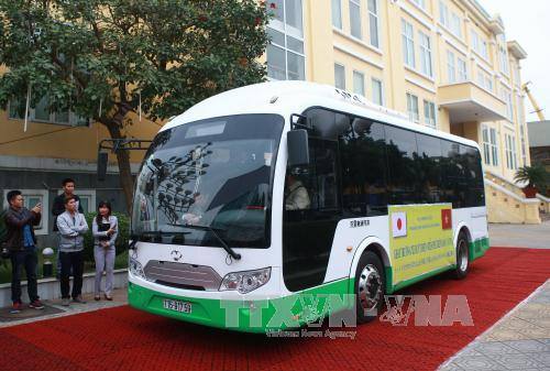 海防市试运太阳能公交车