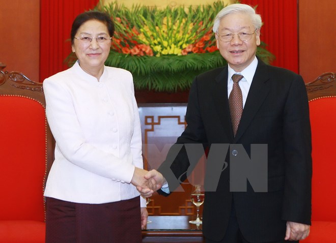 越共中央总书记阮富仲会见老挝国会主席巴妮•雅陶都