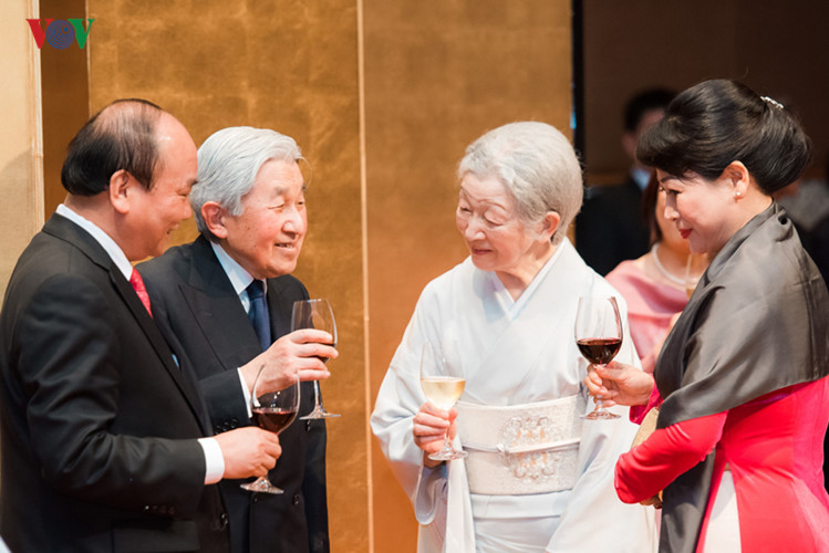 日本天皇明仁和皇后美智子紧凑的访越行程