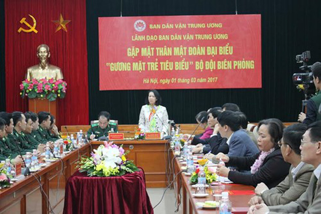 越共中央民运部部长张氏梅会见边防部队模范年轻代表