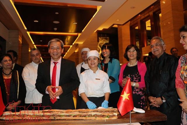 向在印度国际友人展现越南美食文化精髓