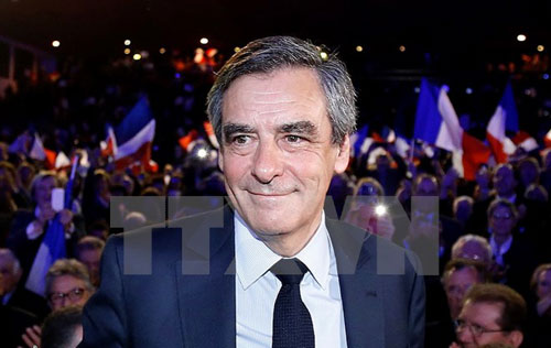 法国总统候选人菲永表示坚持参选