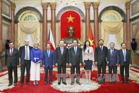 国家主席陈大光会见前来递交国书的六国新任驻越大使