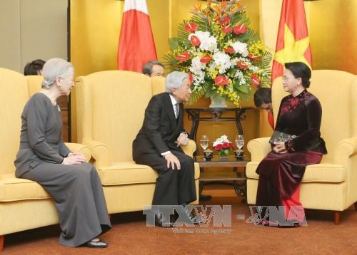国会主席阮氏金银会见日本天皇和皇后