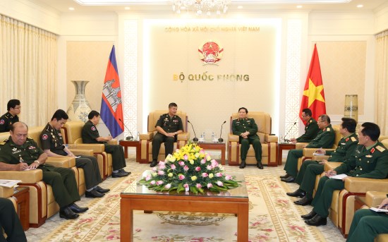 越南国防部部长会见柬埔寨皇家军队代表团