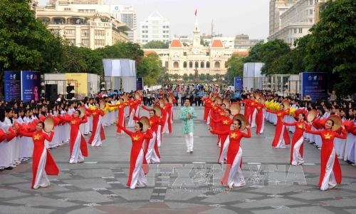 胡志明市举行奥黛表演活动