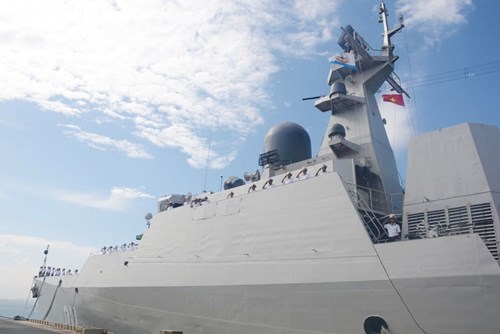 越南海军舰首次参加马来西亚兰卡威国际海事与航空展