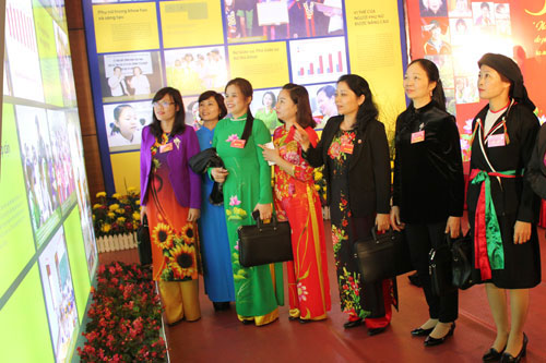 “越南妇女——革新30周年的烙印”图片展亮相河内