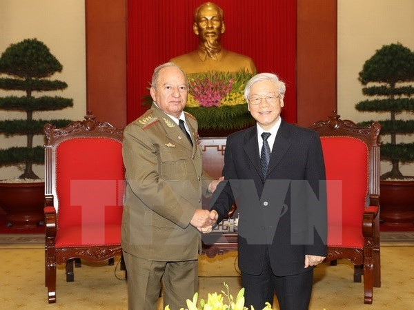 越共中央总书记阮富仲会见古巴革命武装力量部部长