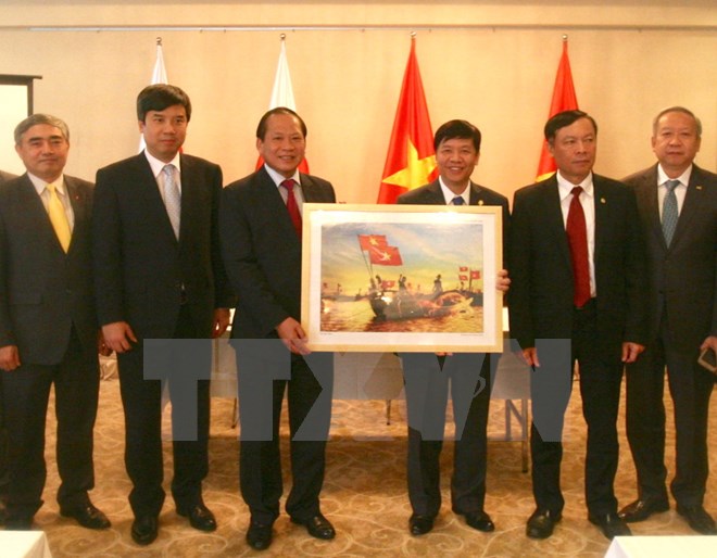 向越南驻日本大使馆赠送“2017年探索越南”展览相关资料