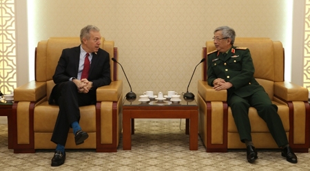 国防部副部长阮志咏上将会见美国驻越大使特德•奥修斯