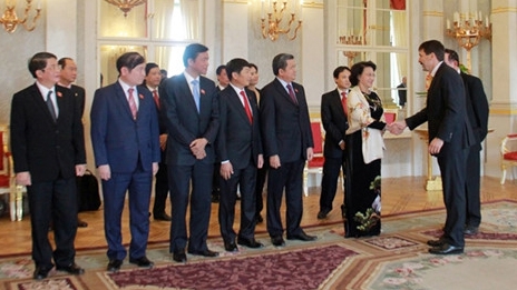 国会主席阮氏金银会见匈牙利总统阿戴尔•亚诺什