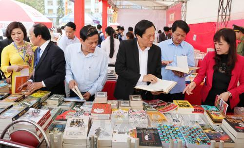 2017年雄王忌日与雄王庙会：许多特色文化活动陆续举行