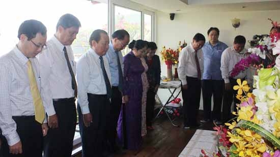 胡志明市领导敬香缅怀黎笋总书记