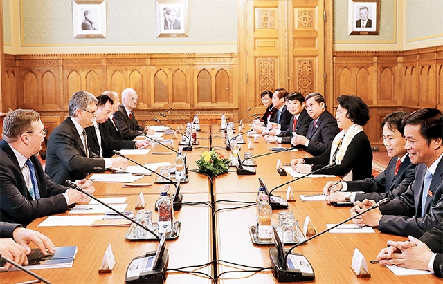国会主席阮氏金银同匈牙利国会主席克韦尔举行会谈