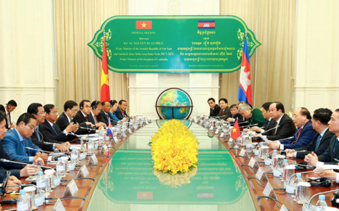 越南政府总理阮春福与柬埔寨王国首相洪森举行会谈
