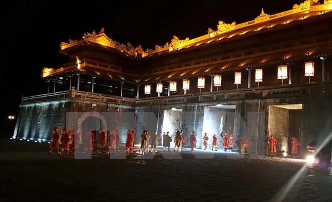 顺化古都遗迹保护中心举行“夜游顺化大内”活动