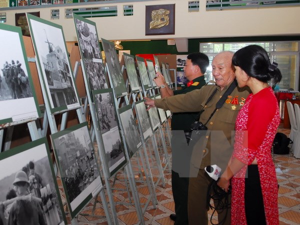 “历史时刻”摄影展在胡志明战役博物馆举行