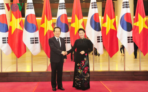 越韩两国国会主席举行会谈