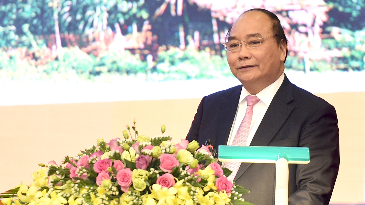 政府总理阮春福：越南中央企业党委要重视企业领导者品德修养