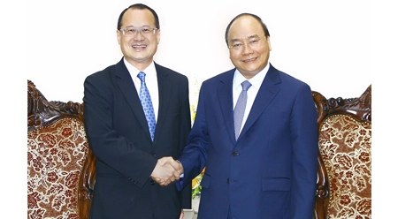 政府总理阮春福会见中国香港新华集团董事会主席