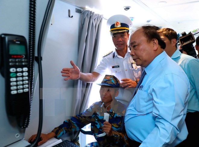 政府总理阮春福视察越南海军第2区岸舰导弹旅作战训练工作