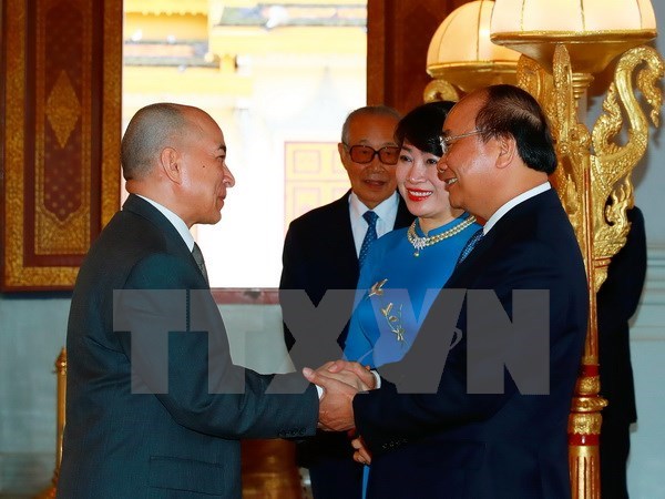 越南政府总理阮春福拜会柬埔寨国王西哈莫尼
