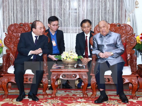 阮春福总理探望老挝党和国家原领导人