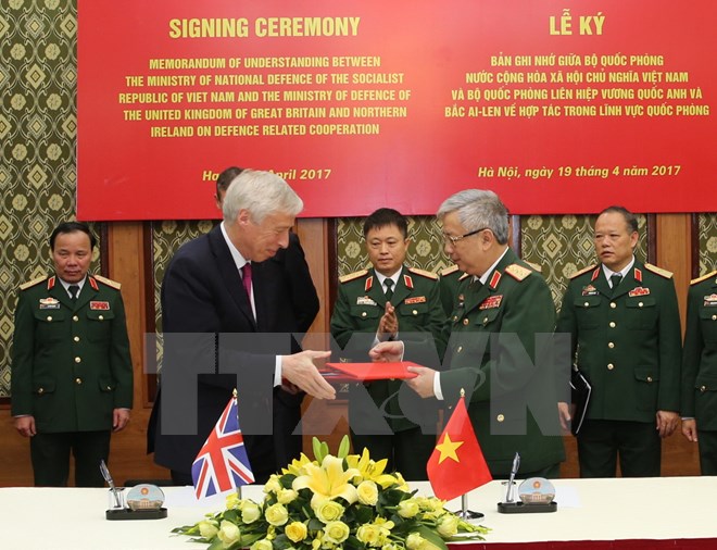 越南和英国签署双边国防合作备忘录