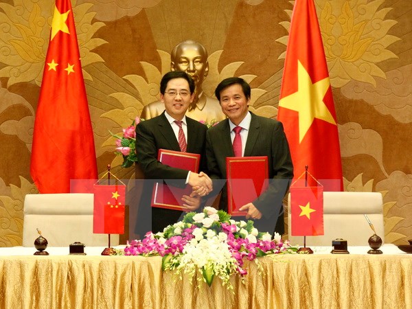 中国政府向越南国会赠送礼品