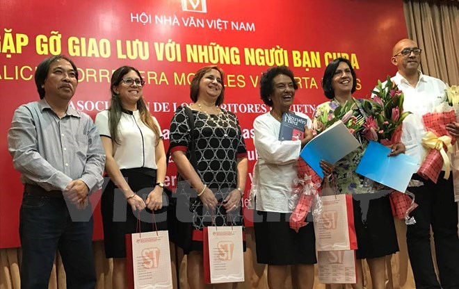 越南作家协会与古巴人民友好协会举行见面交流会