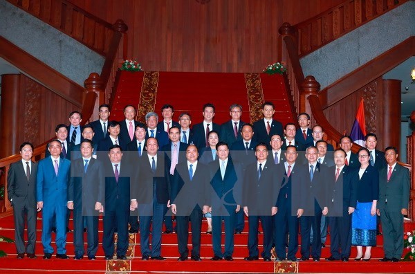 越南政府总理阮春福与老挝总理通伦举行会谈