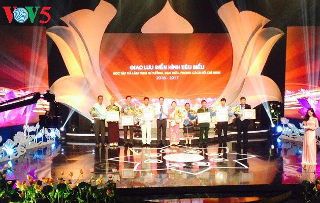 学习和效法胡志明思想道德作风优秀代表交流活动