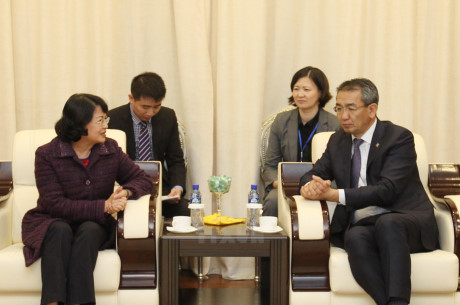 国家副主席邓氏玉盛抵达首度乌兰巴托开始正式访问蒙古