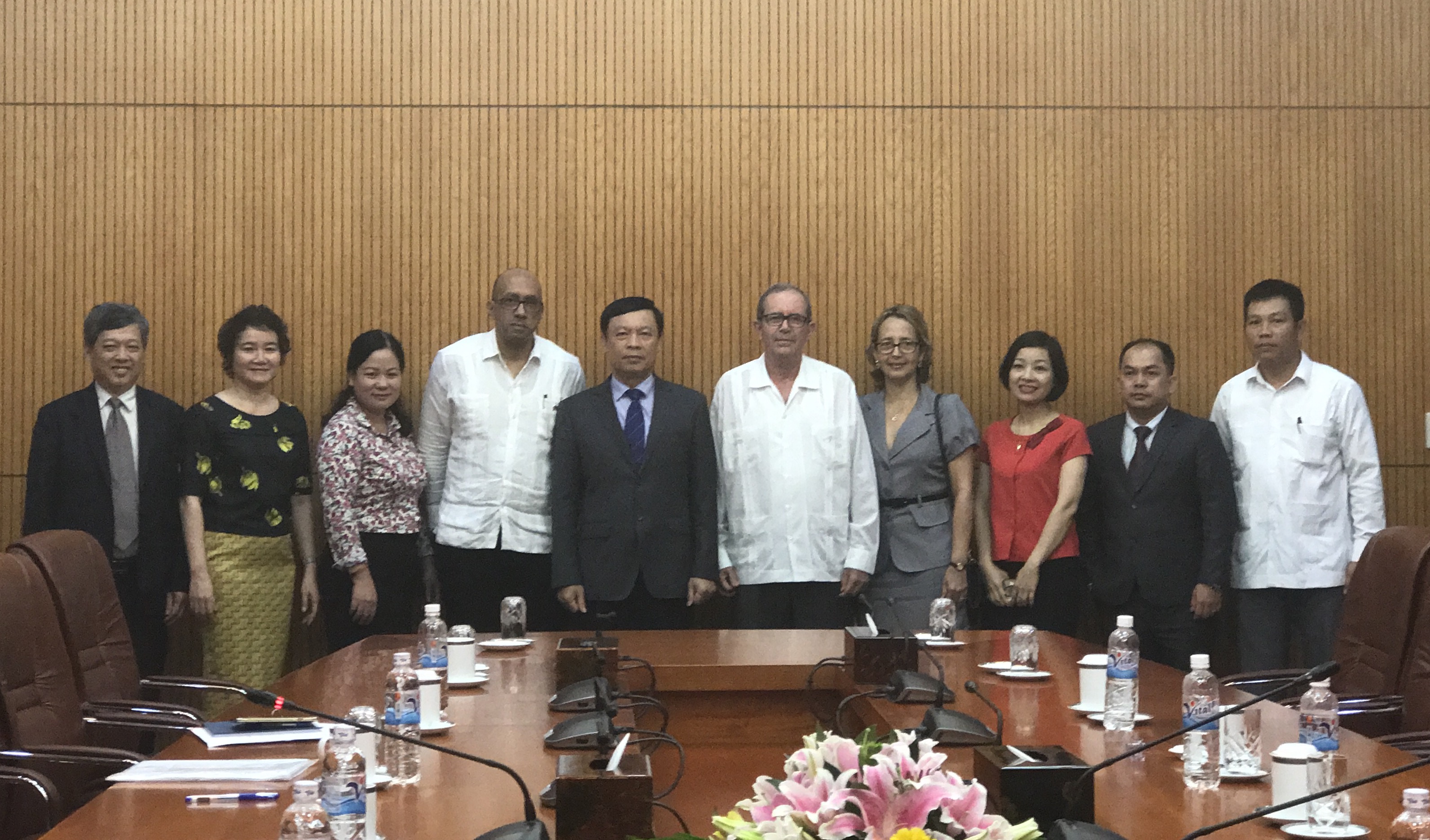 越共中央宣教部领导会见古巴共产党代表团