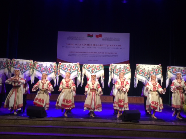 白俄罗斯歌舞剧院赴老街省表演