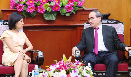 胡志明市市委书记阮善仁会见加拿大驻越大使