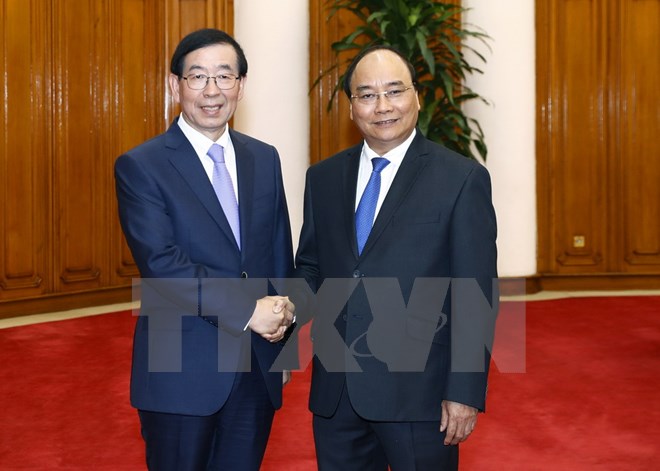 政府总理阮春福会见韩国总统特使朴元淳