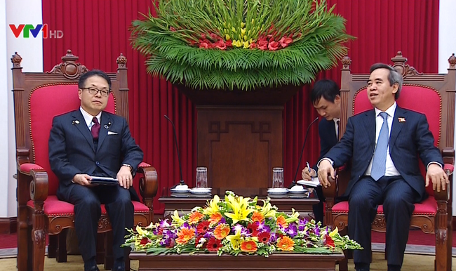 越共中央经济部长阮文平会见日本经济产业省大臣