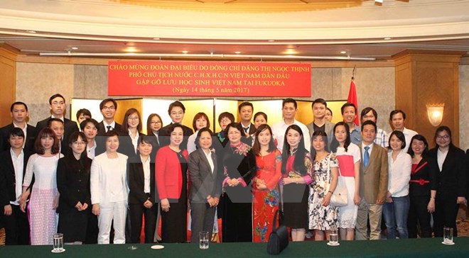 越南国家副主席邓氏玉盛会见在日本福冈县学习的越南留学生