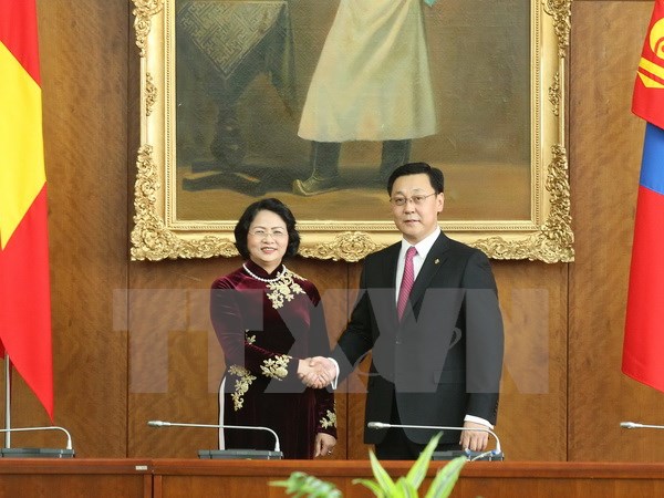 越南国家副主席邓氏玉盛分别会见蒙古国领导人