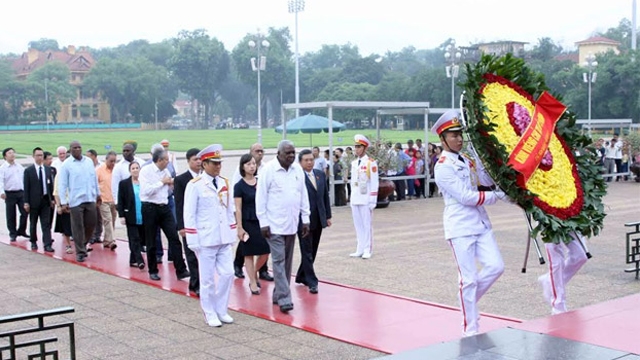 古巴全国人民政权代表大会主席埃斯特万•拉索•埃尔南德斯瞻仰胡志明主席遗容