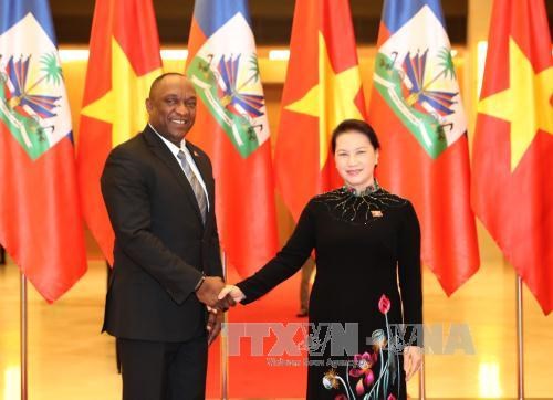 国会主席阮氏金银与海地参议院议长尤里举行会谈