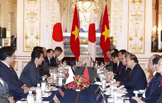 阮春福总理与日本首相安倍晋三进行会谈