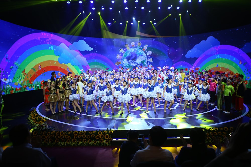 2017年东盟加中国、韩国青少年联欢会开幕晚会隆重举行